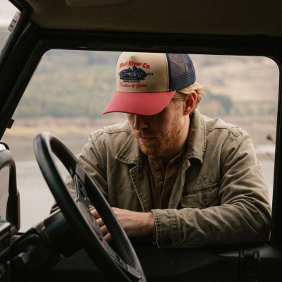 Kasket - Black River Tradition Of Speed Trucker (beige/marineblå/rød)