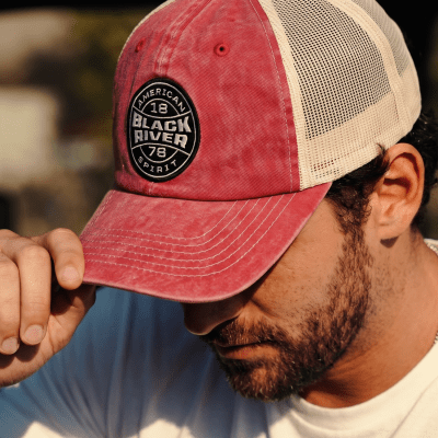 Kasket - Black River Knoxville Washed Trucker (rød/creme)